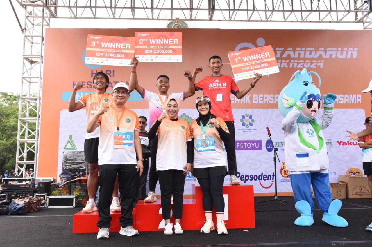 JAYANDARUN - JayandaRun dalam rangka memperingati Hari Kesehatan Nasional (HKN) ke 60 Tahun 2024 berlangsung meriah diikuti ratusan orang yang diselenggarakan Dinas Kesehatan (Dinkes) Pemkab Sidoarjo, Minggu (22/12/2024).