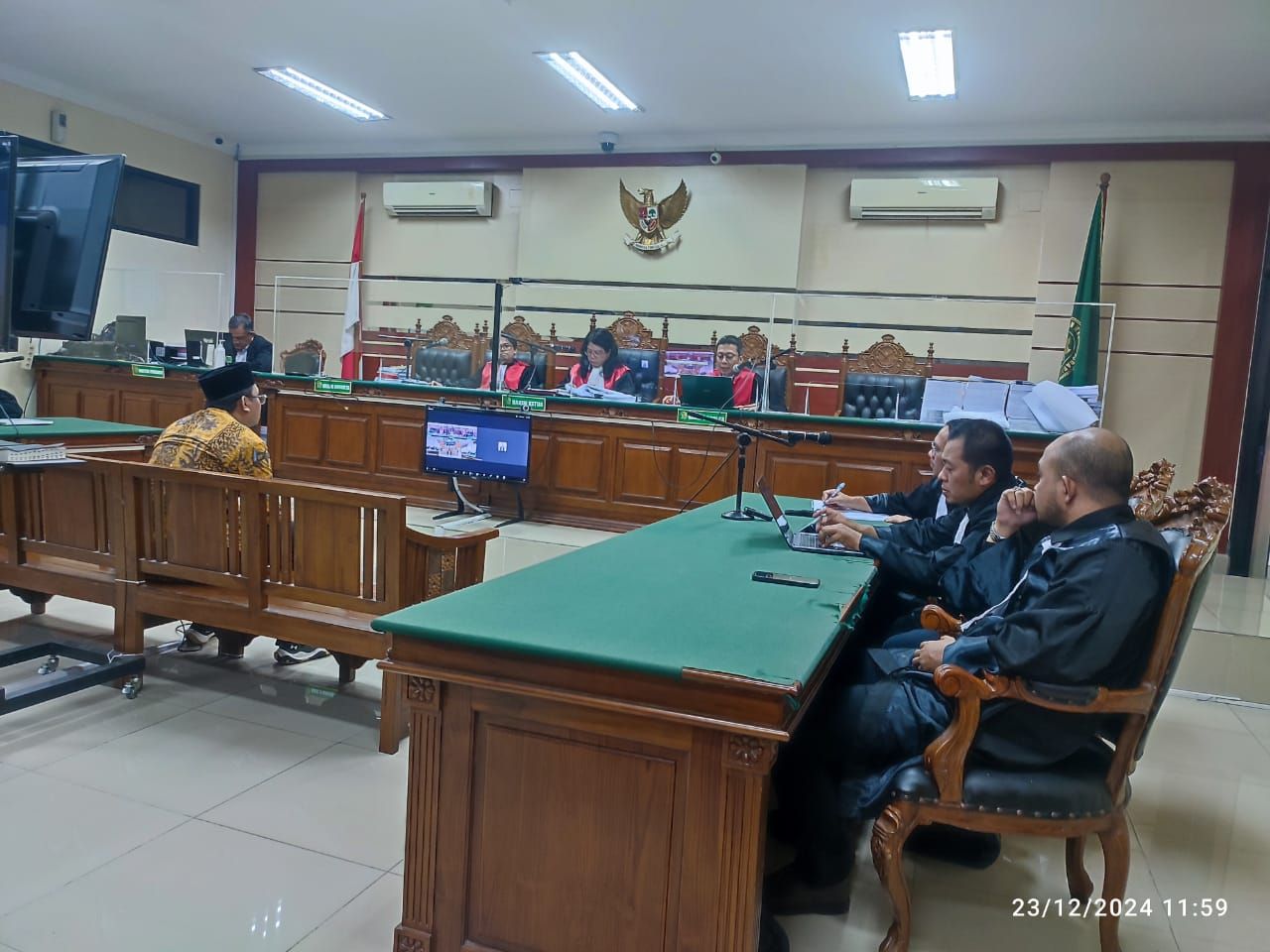 VONIS - Bupati Sidoarjo nonaktif Ahmad Muhdlor divonis tim majelis hakim Pengadilan Tipikor 4 tahun 6 bulan dan denda Rp 300 juta subsider 3 bulan serta uang pengganti Rp 1,4 miliar saat sidang putusan di Pengadilan Tipikor Surabaya, Senin (23/12/2024).