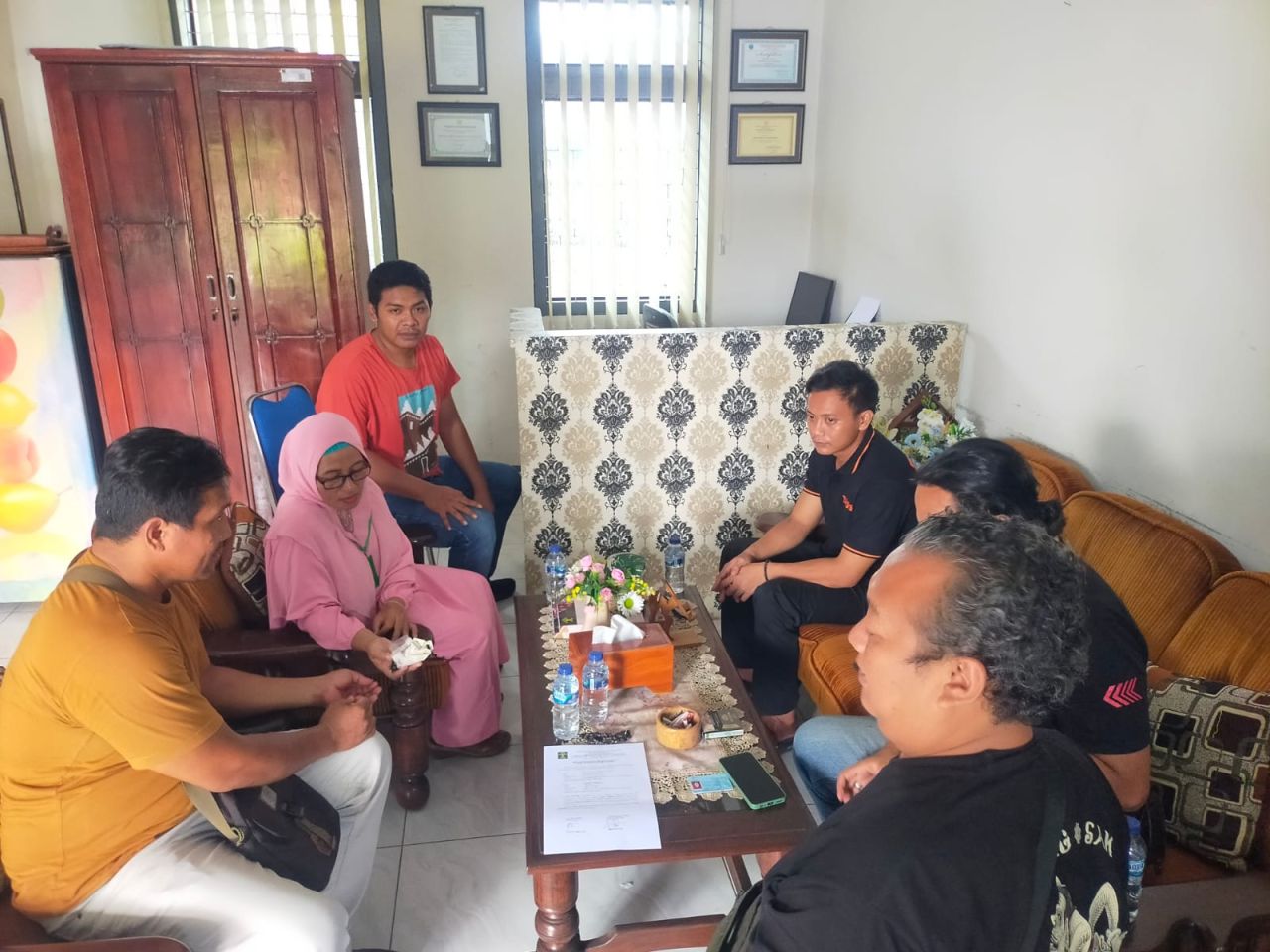 PENYELUNDUPAN - Seorang perempuan berinisial MM nekat hendak menyelundupkan tiga buah paket sabu-sabu ke dalam Lapas Tulungagung tepergok petugas, Sabtu (21/12/2024).
