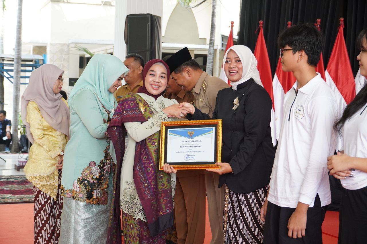 HARI IBU - Hari Ibu ke 96 Tahun 2024 diperingati Pemkab Sidoarjo ratusan ibu-ibu TP- PKK serta ibu-ibu yang tergabung dalam organisasi wanita merayakan Hari Ibu di Pendopo Delta Wibawa dengan berkebaya, Senin (23/12/2024).