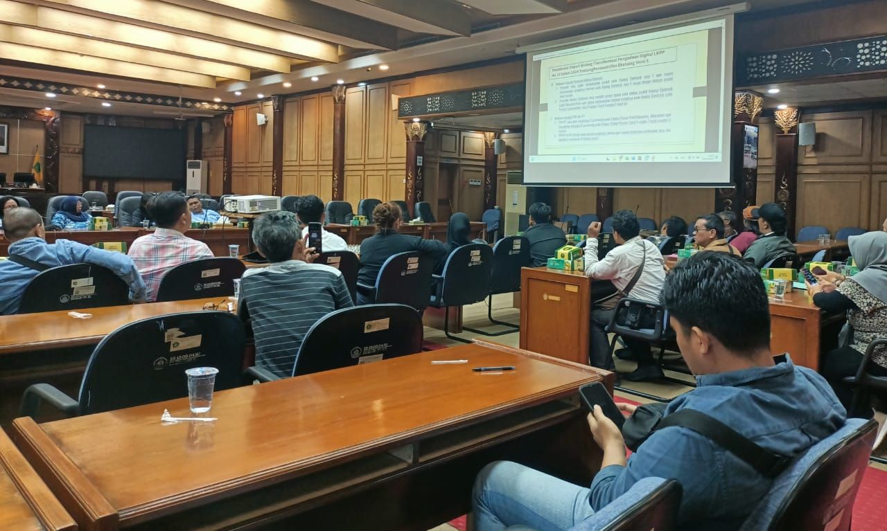 SOSIALISASI - Sekretaris Dewan (Sekwan) DPRD Sidoarjo menggelar Sosialisasi e-Katalog V6.0 untuk puluhan jurnalis dari media cetak, online dan elektronik di ruang Paripurna DPRD Sidoarjo, Senin (23/12/24).