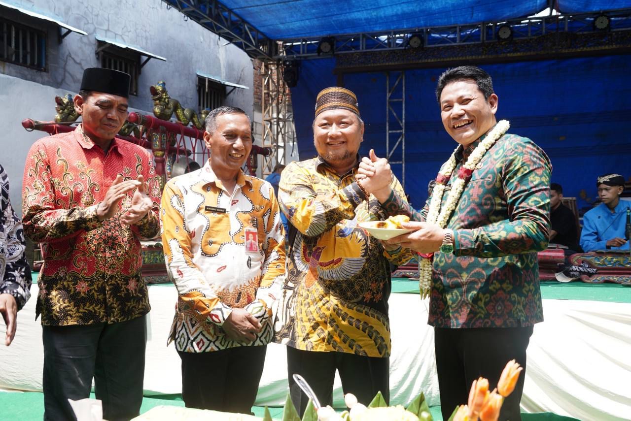 RESMIKAN - Plt Bupati Sidoarjo, Subandi meresmikan Pasar Surungan yang berlokasi di Desa Penambangan, Kecamatan Balongbendo, Sidoarjo disaksikan anggota Komisi C DPRD Sidoarjo M Nizar, Selasa (24/12/2024).