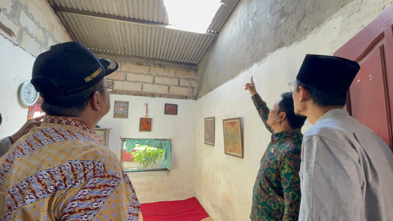 SIDAK - Plt Bupati Sidoarjo Subandi bersama Kepala Dinsos Misbachul Munir dan Baznas Sidoarjo melakukan Inspeksi Mendadak (Sidak) Rumah Tidak Layak Huni (RTLH) dan rumah roboh di Kecamatan Sedati, Selasa (24/12/2024).