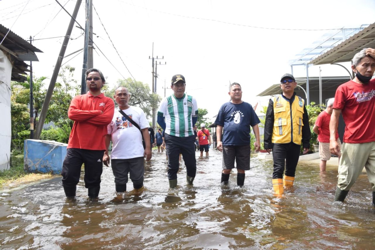 KERJA BAKTI - Plt Bupati Sidoarjo, Subandi memimpin Apel Gabungan Siaga Banjir dan Kerja Bakti Pembersihan Saluran Air antisipasi banjir di Kecamatan Waru, Kamis (26/12/2024).