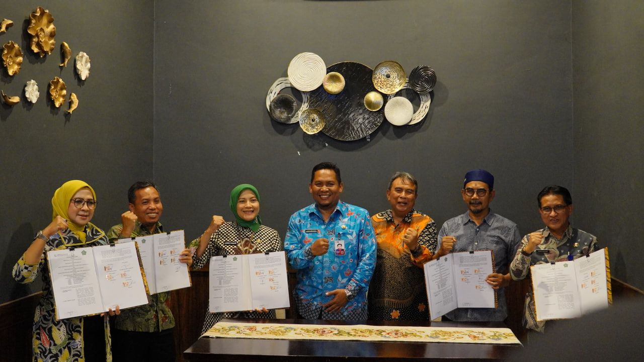 KERJASAMA - Pemkab Sidoarjo membuktikan komitmen mendukung Program Jaminan Kesehatan Nasional (JKN) melalui perpanjangan perjanjian kerja sama peserta segmen Pekerja Bukan Penerima Upah (PBPU) dan Bukan Pekerja (BP) kelas tiga, Jumat (27/12/2024).