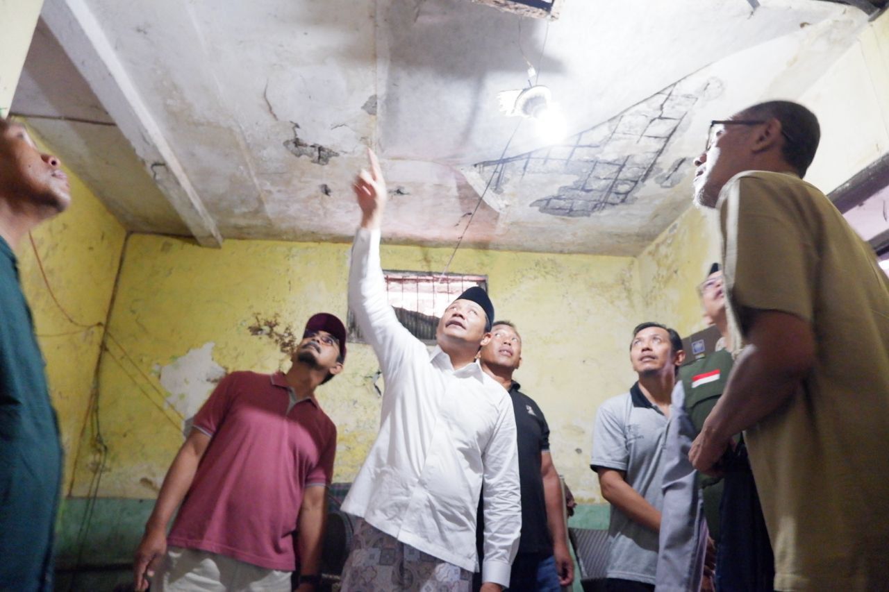 SIDAK - Plt Bupati Sidoarjo Subandi didampingi Kepala Dinas Sosial (Dinsos) dan Badan Amil Zakat Nasional (Baznas) menggelar Inspeksi Mendadak (Sidak) Rumah Tidak Layak Huni (RTLH) di Desa Sambibulu, Kecamatan Taman, Sidoarjo, Minggu (29/12/2024).