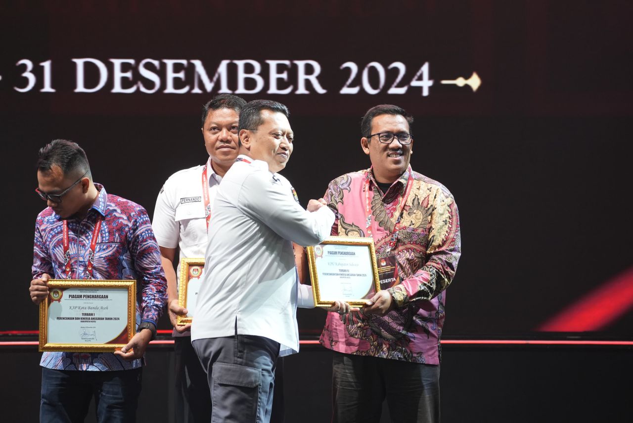 PENGHARGAAN - KPU Sidoarjo meriah penghargaan Terbaik III Kategori Perencanaan dan Kinerja Anggaran 2024 dari KPU RI yang diterima Komisioner KPU Sidoarjo Natsirudin Yahya di Jakarta, Senin (30/12/2024) sore kemarin.