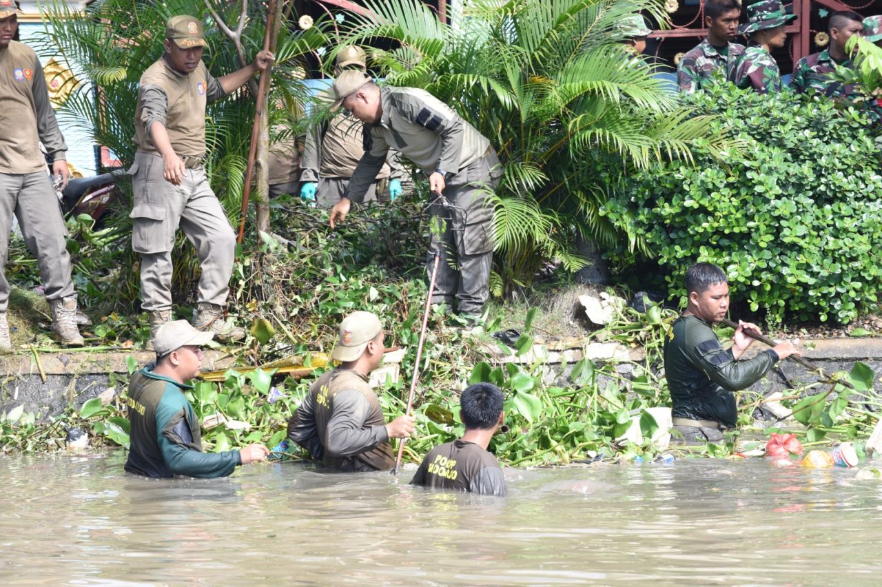 ANTISIPASI BANJIR - Sungai Pelayaran di Desa Tanjungsari, Kecamatan Taman, Sidoarjo kembali dibersihkan petugas gabungan Pemkab bersama Kodim 0816 Sidoarjo sebagai antisipasi banjir susulan sejak awal musim penghujan, Senin, (30/12/2024).