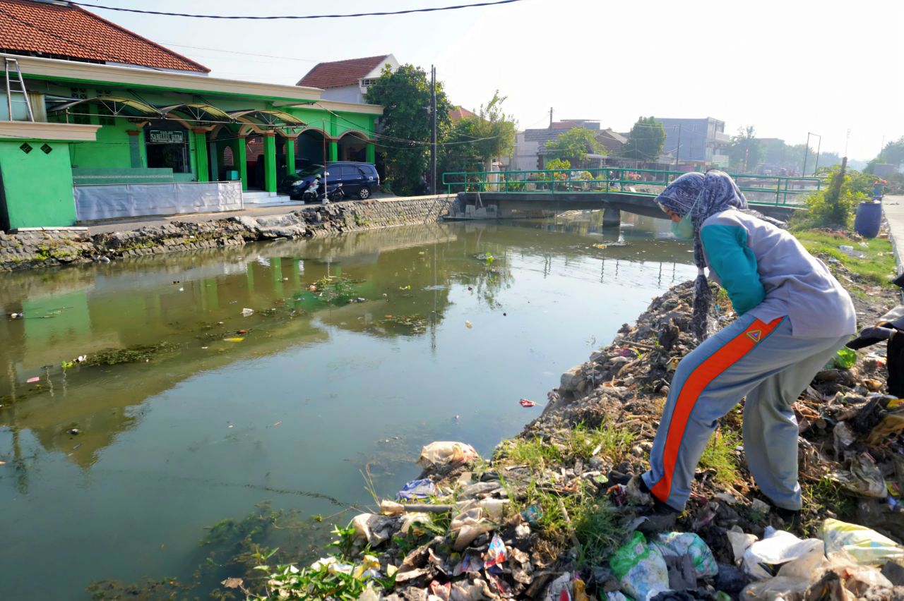 JAGA KUALITAS - Perumda Delta Tirta Sidoarjo menunjukkan komitmennya dalam menjaga dan meningkatkan kualitas air yang disalurkan kepada pelanggan dengan menjaga sumber air utama, Selasa (31/12/2024).