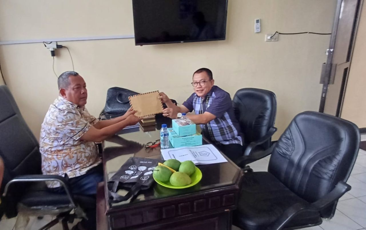 LAPOR - Anggota Fraksi PKB DPRD Sidoarjo, Usman melaporkan ke Ketua Badan Kehormatan (BK) DPRD, Emir Firdaus dugaan pencoretan dana hibah untuk tiga Organisasi Kemasyarakatan (Ormas) mendadak dibatalkan saat rapat Paripurna di DPRD Sidoarjo kemarin, Rabu