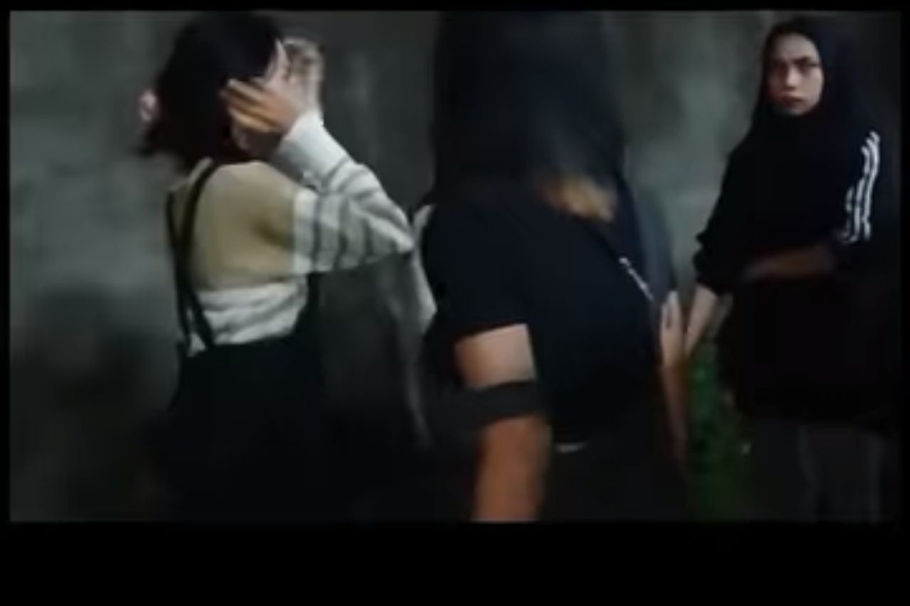 BULLYING - Korban kasus dugaan perundungan (bullying) menimpah seorang gadis remaja yang menutup wajahnya menggunakan tangan saat dianiaya beberapa temannya di salah satu kawasan di wilayah Trosobo, Kecamatan Taman, Sidoarjo kemarin.