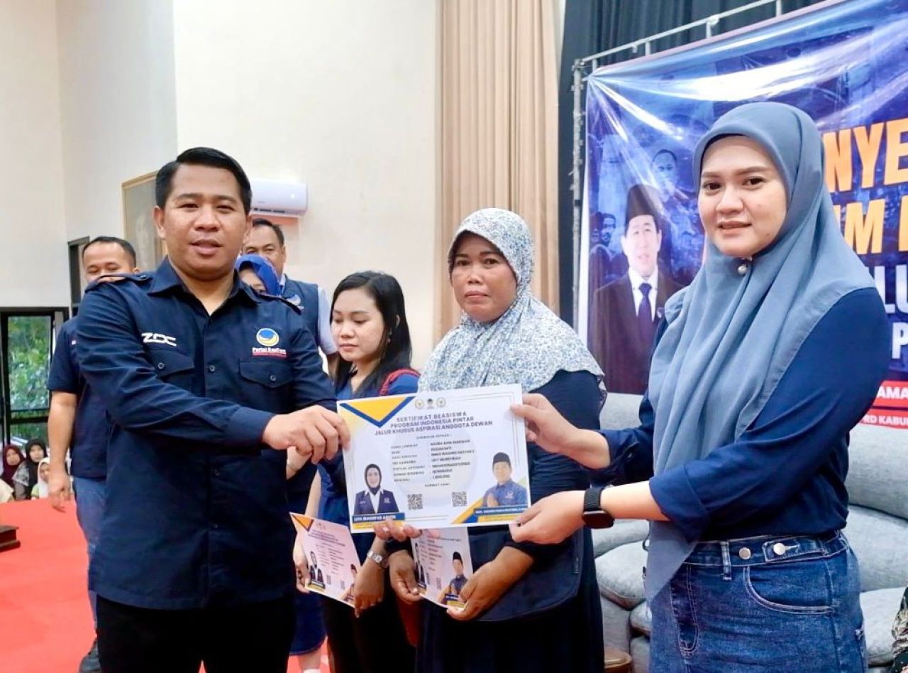 SERAHKAN - Sebanyak 4.369 siswa kurang mampu menerima beasiswa PIP jalur aspiratif yang diserahkan Ketua DPD Partai NasDem Sidoarjo Muh Zakaria Dimas Pratama dihadiri anggota DPR RI Komisi X, Lita Machfud Arifin di Kampus Umaha Taman, Sidoarjo kemarin.