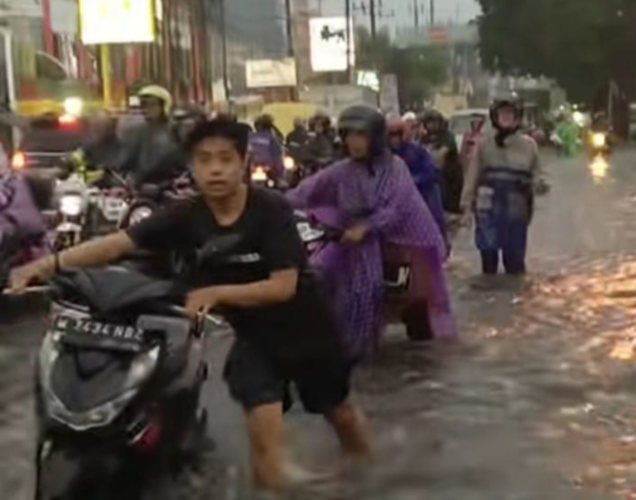 BANJIR - Kondisi banjir langganan di JL Raya Tropodo, Kecamatan Waru, Sidoarjo setelah diguyur hujan beberapa jam selama dua hari kemarin macet total karena jalannya tergenang banjir hingga di atas lutut orang dewasa, Selasa (24/12/2024) malam.