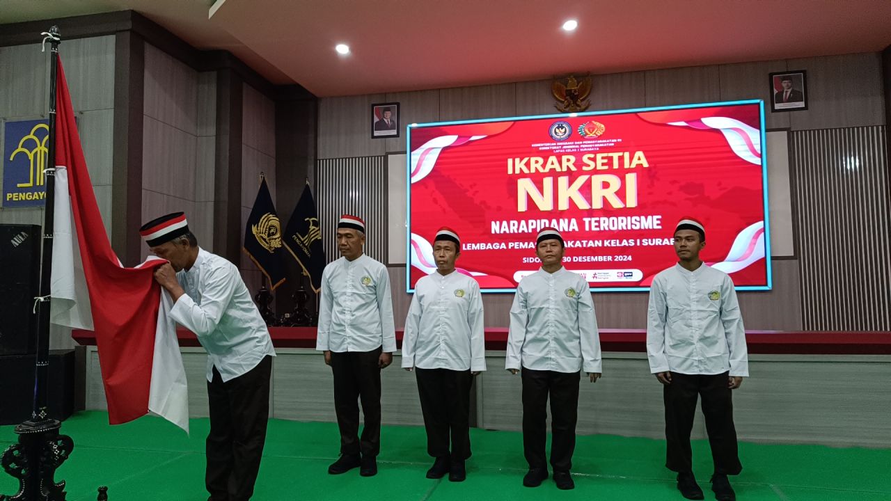 IKRAR - Sebanyak lima Napiter Lapas Surabaya yang terletak di Desa Kebonagung, Kecamatan Porong, Sidoarjo kembali ikrar setia kepada NKRI, Selasa (31/12/2024).