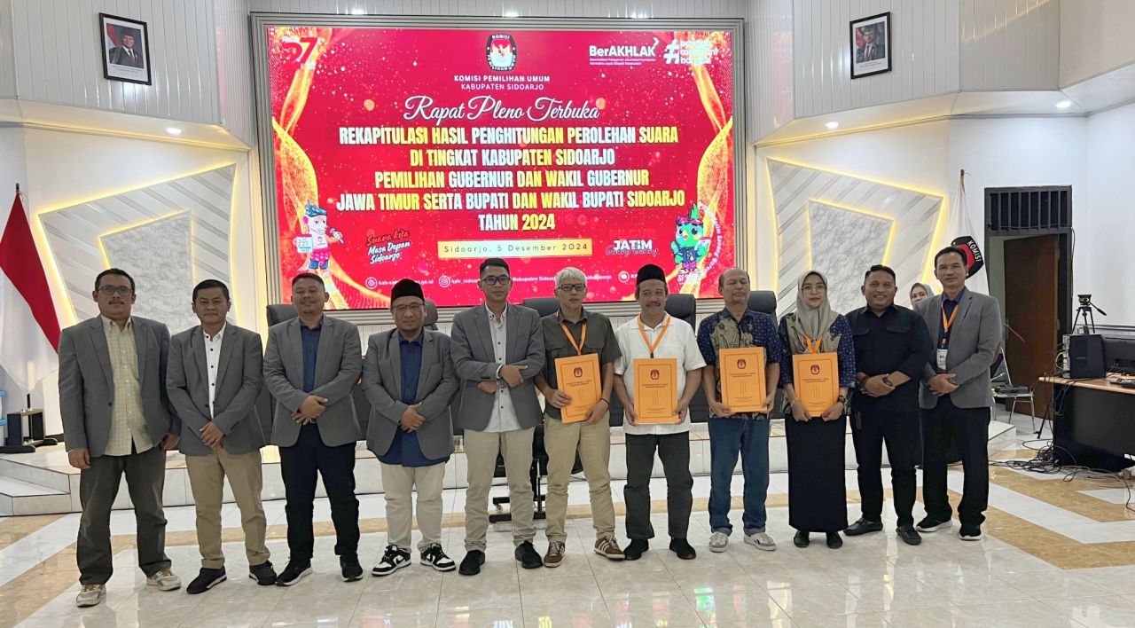 PLENO - Proses sidang pleno terbuka Rekapitulasi Tungsura tingkat kabupaten di KPU Sidoarjo berlangsung lancar, tanpa ada pihak yang keberatan sehingga bisa diselesaikan dalam dalam waktu 7 jam, Kamis (05/12/2024).