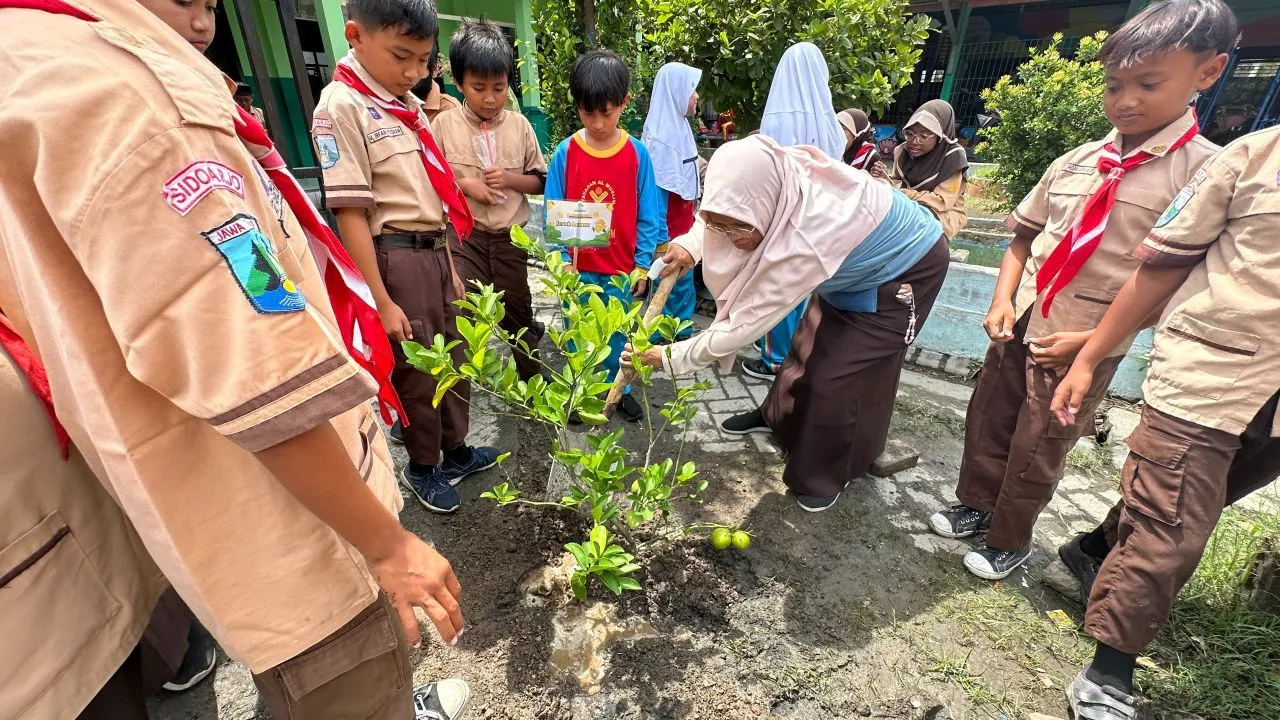 SD Al Muslim Peringati Gerakan 1 Juta Pohon dengan Tebar Kebermanfaatan Bersama SDN Tambaksumur dan Tambaksawah