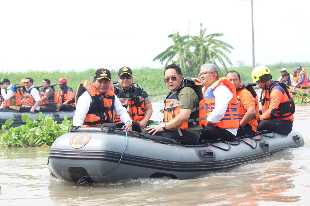 Atasi Banjir di Candi, Plt Bupati Sidoarjo Bersama Pj Gubernur Jatim Susuri Sungai Mbah Gepuk Temukan Pendangkalan