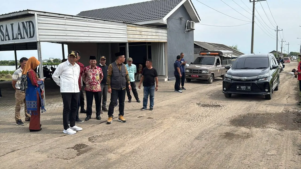 Plt Bupati Sidoarjo Sidak Jalan Rusak Banjar Kemuning Sedati, Janjikan Bakal Segera Diperbaiki Bulan Ini