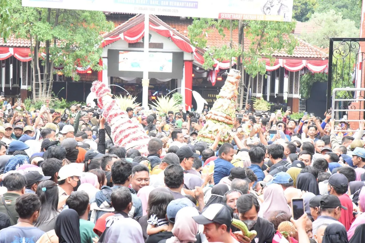 Lestarikan Tradisi dan Budaya, Harjasda Ke 166 Diwarnai Rebutan 3 Gunungan Sedekah Bumi di Pendopo Sidoarjo