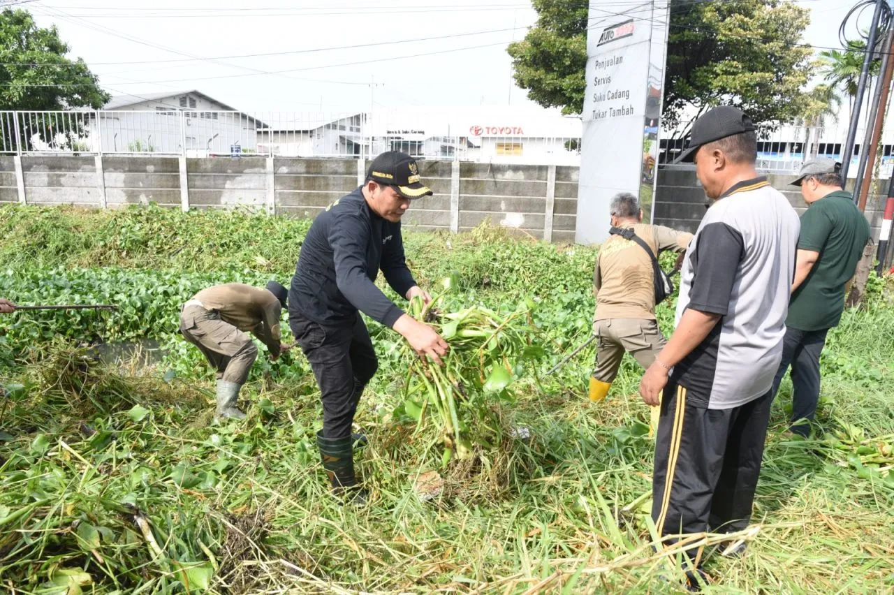 Libatkan ASN, Polisi dan TNI, Plt Bupati Sidoarjo Pimpin Jihad Rawat Kali di Afvoer Bulubendo Gedangan