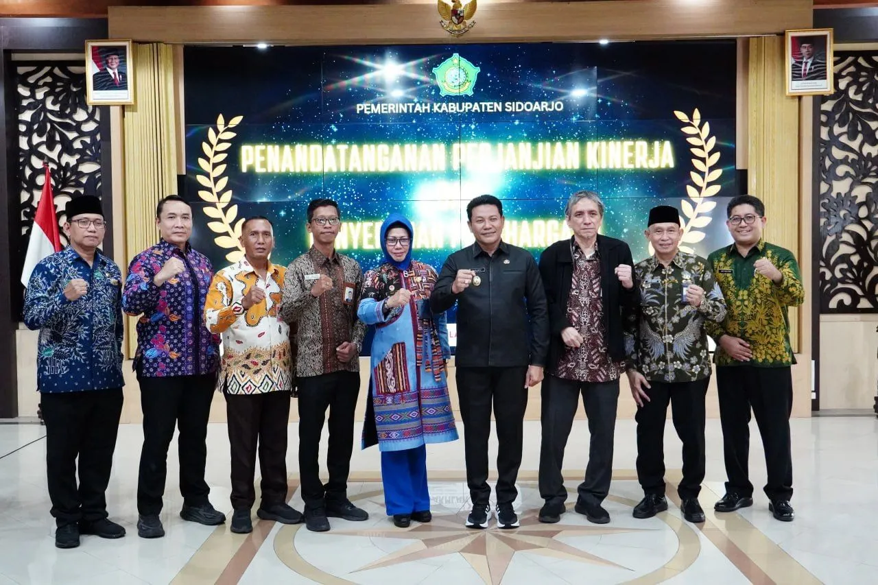 Plt Bupati Sidoarjo Serahkan Penghargaan SAKIP dan IPP ke OPD yang Beri Layanan Terbaik
