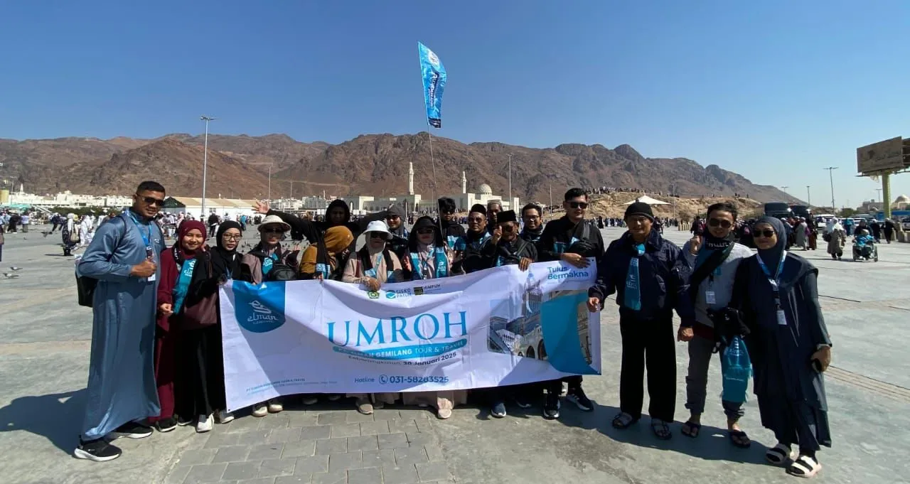UHUD - Gunung (Jabal) Uhud di utara Madinah dengan ketinggian 1.077 meter berjarak sekitar 5 - 6 kilometer dari Masjid Nabawi Madinah menjadi saksi peperangan 700 pasukan muslim melawan 3.000 kafir Quraisy menjadi destinasi wisata jamaah Umrah dan Haji.