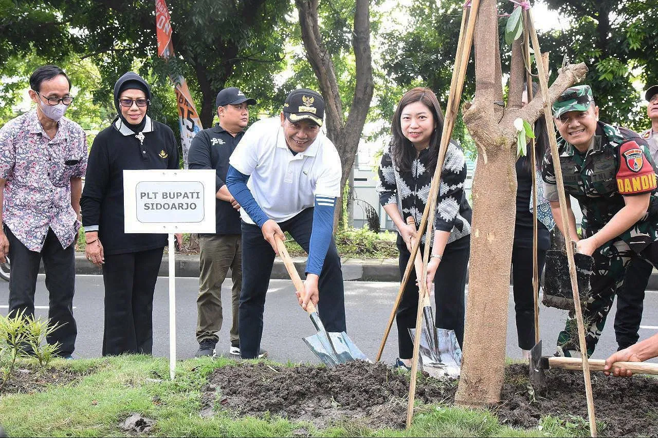 Mitra Keluarga Regional Jatim Gelar CSR Penghijauan Bersama Plt Bupati Sidoarjo, Tanam 125 Bibit Pohon Pule