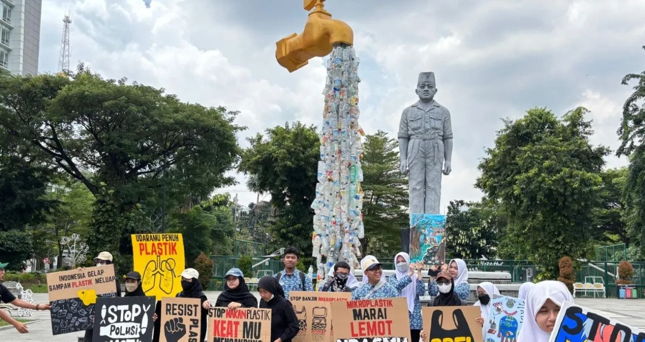 Tarik Simpati Warga, Siswa SMA Al Muslim Kampanye Peduli Sampah Lewat Orasi di Depan Gedung Grahadi Surabaya