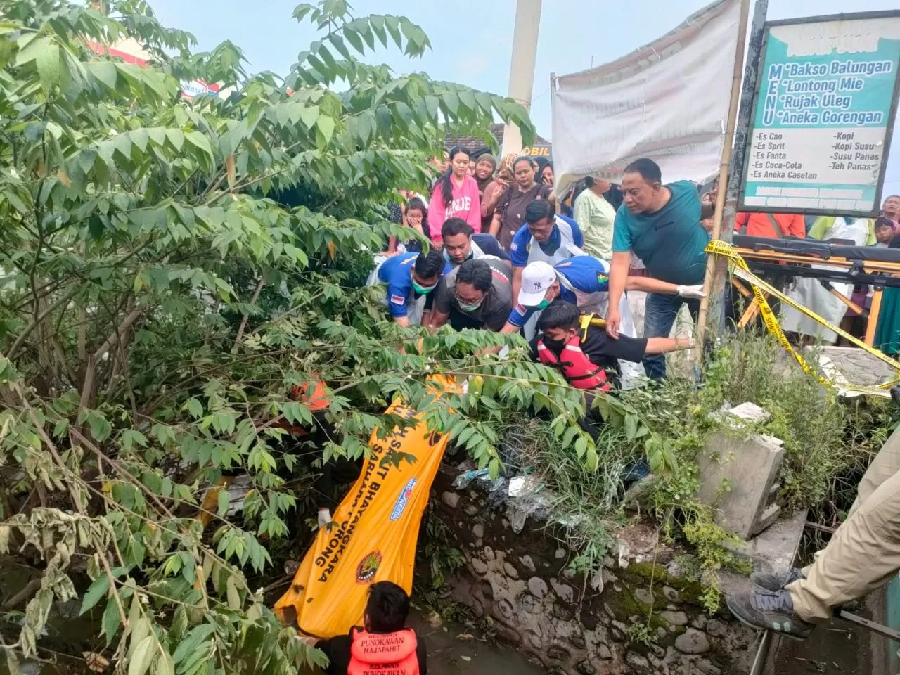 Diduga Korban Kecelakaan, Pria Muda Asal Urangagung Tewas Terjebur Sungai Cangkringturi Prambon Bersama Motornya