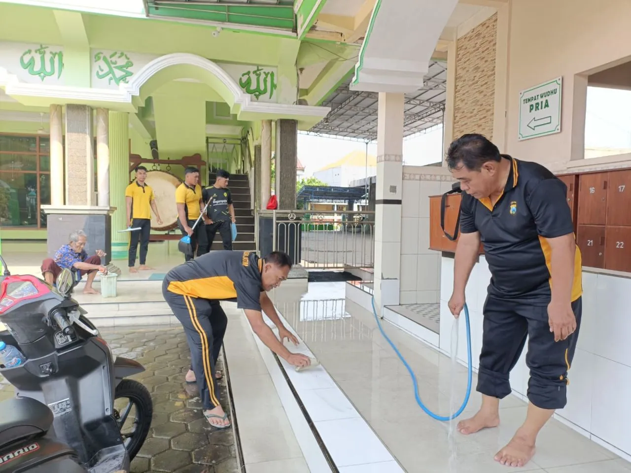 Sambut Ramadhan 1446 Hijriyah, Polisi Sidoarjo Bersih - Bersih Masjid dan Musala di Kota Delta