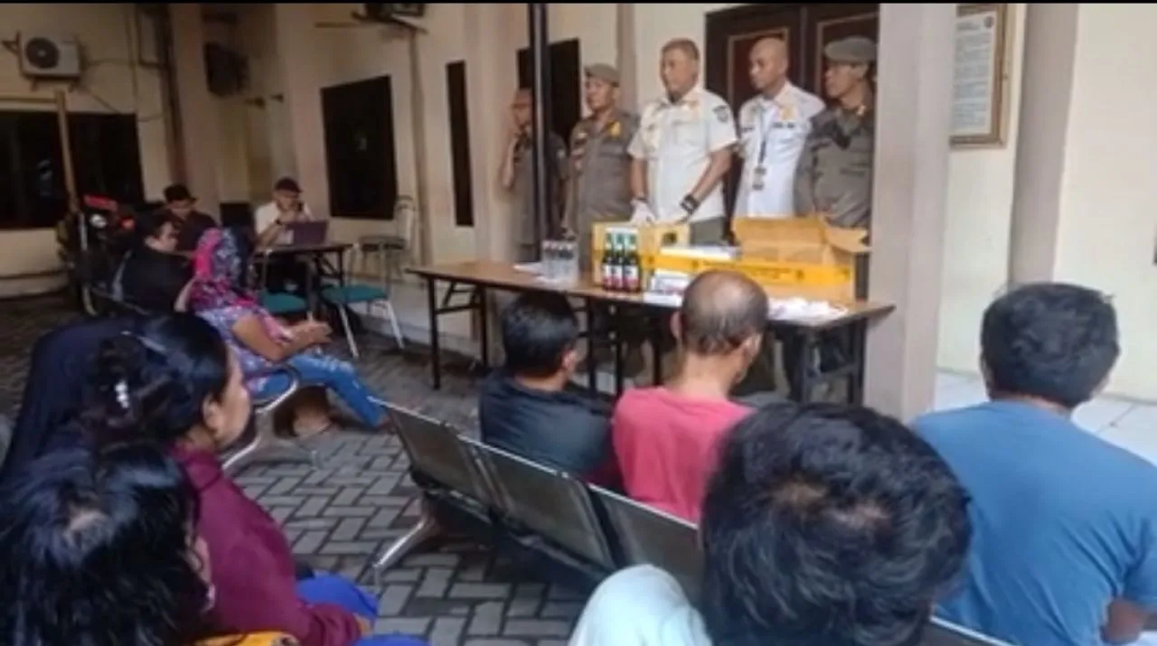 Gelar Operasi Pekat di Perbatasan Sidoarjo - Mojokerto, Satpol PP Ciduk 7 WTS, 3 Penjudi dan Seorang Penjual Miras