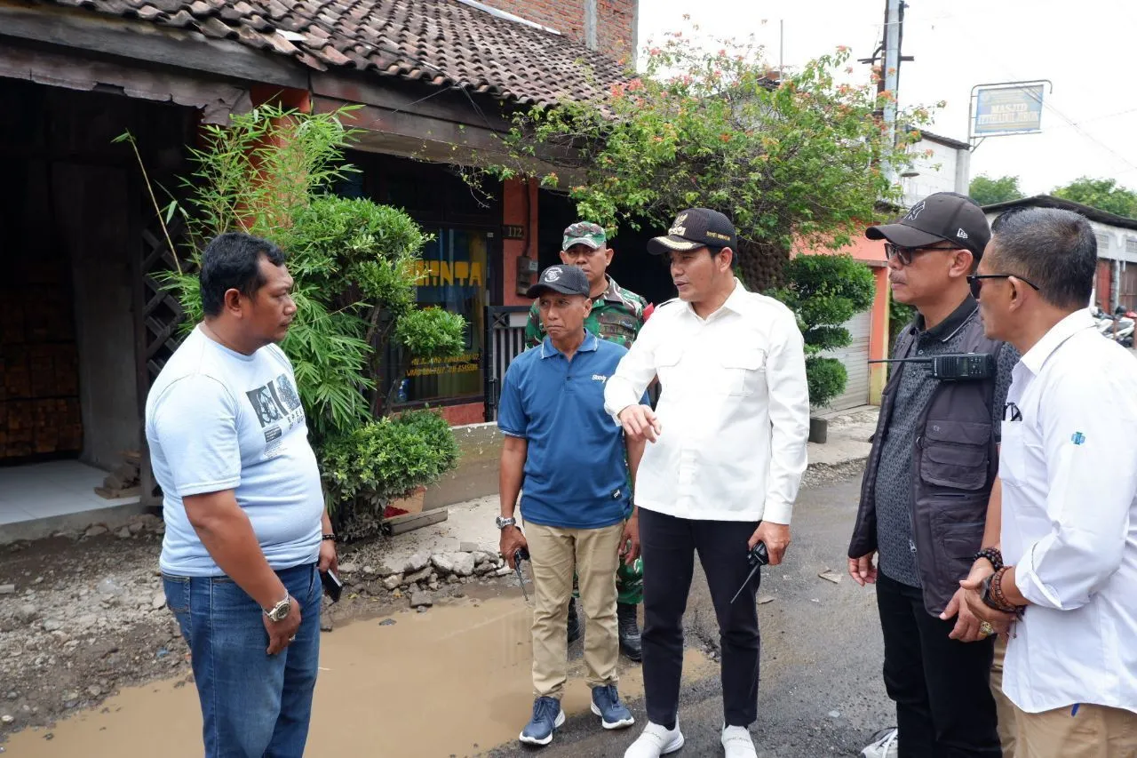 Bupati Sidoarjo Sidak Jalan Rusak di Kureksari Waru, Targetkan Perbaikan Sebelum Lebaran dengan Betonisasi