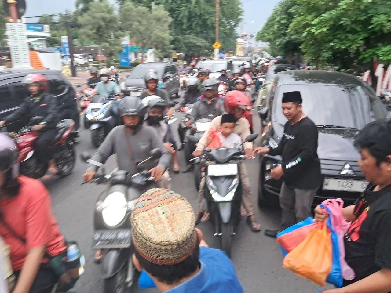 Berbagi Berkah dan Peduli Sosial, PWI Sidoarjo Bagikan Ratusan Bingkisan Takjil di Depan Balai Wartawan