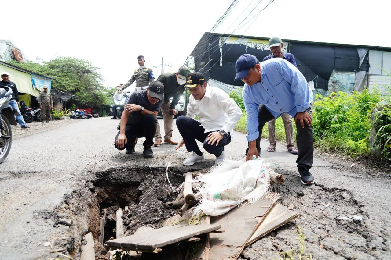 Bupati Sidoarjo Sidak Jembatan Banjarsari Buduran Ambles, Siapkan Perbaikan Permanen