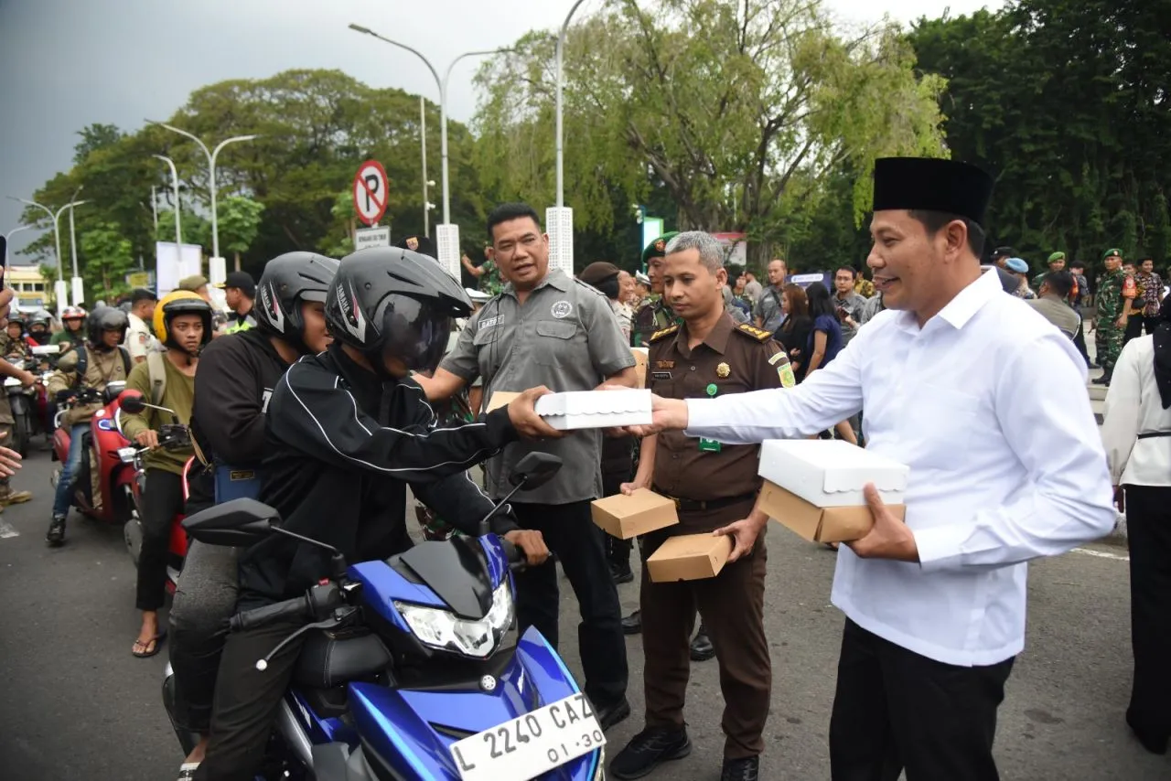 Forkopimda Sidoarjo Bagikan 4.000 Paket Takjil untuk Penggunaan Jalan di Depan Monumen Jayandaru
