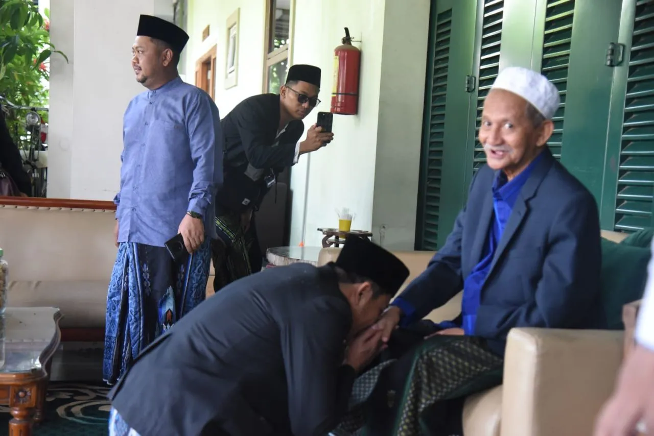 Usai Salat Idul Fitri di Masjid Agung, Bupati dan Wabup Sidoarjo Sowan ke Pesantren Gus Ali