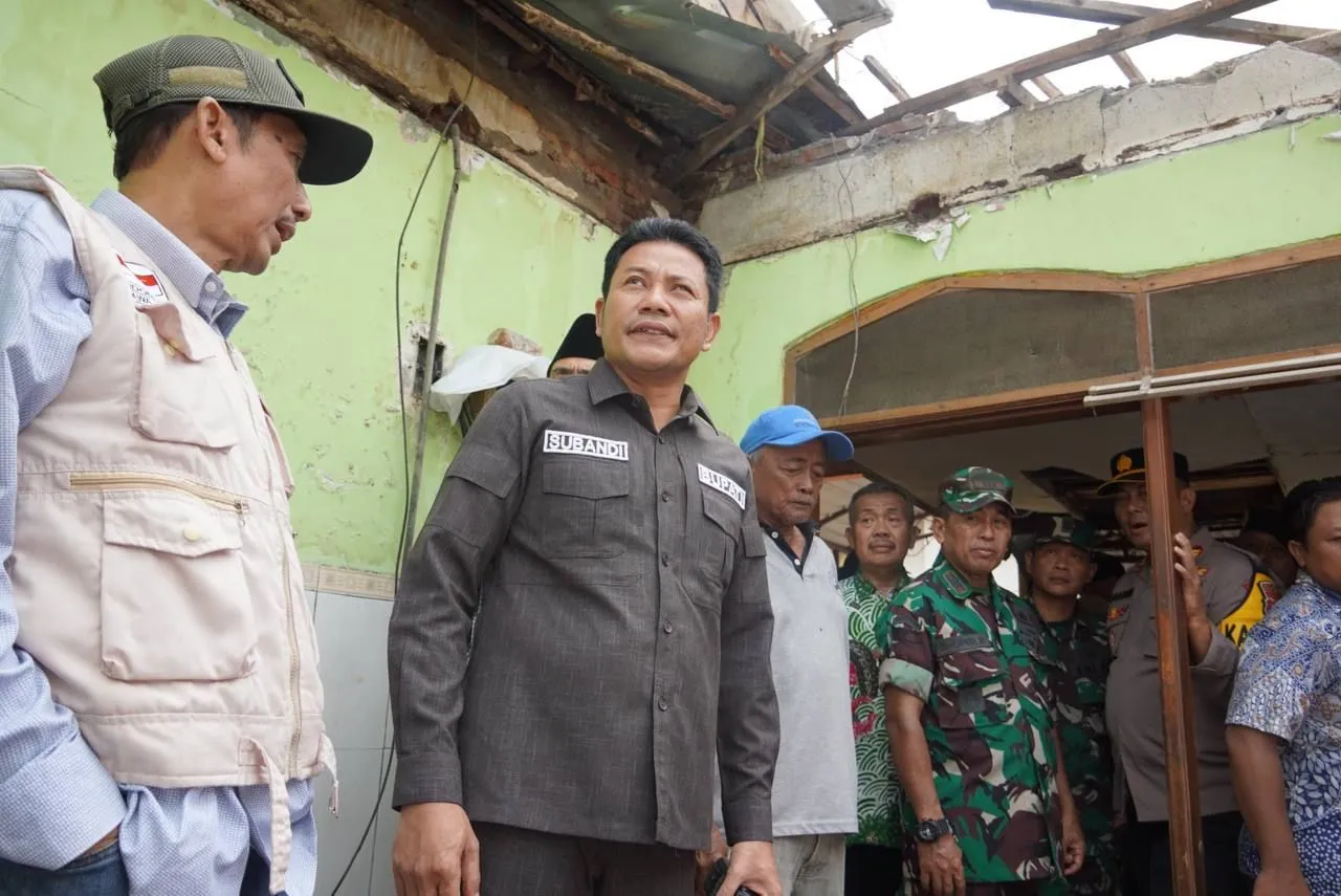 Bupati Sidoarjo Tinjau RTLH di Sukodono yang Ambruk, Pastikan Bangun Rumah Warga Miskin Kota Delta