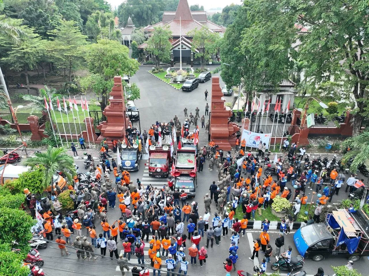 Sediakan Makan Bareng 1.000 Bungkus, Bupati Sidoarjo Temui Ribuan Buruh Saat Peringatan Mayday