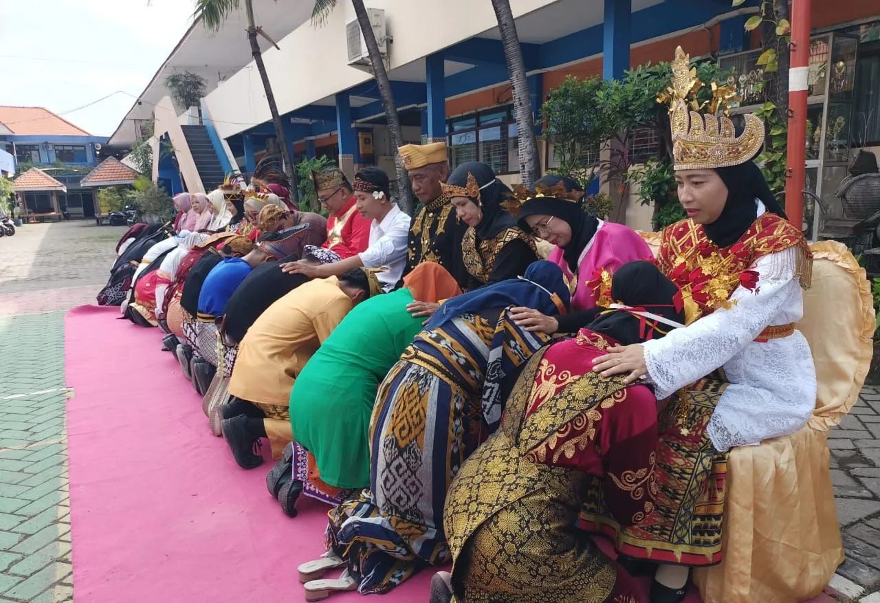 Peringatan Hardiknas, Bakti Ratusan Siswa SMK Pemuda Krian Sungkem Sekaligus Beri Bunga untuk Para Guru