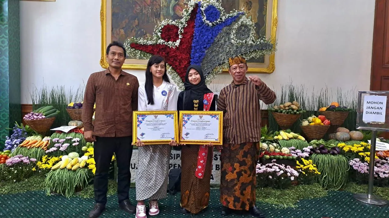 Peringatan Hardiknas 2025, Dua Siswi SMAN 4 Sidoarjo Borong Penghargaan dari Gubernur Jatim