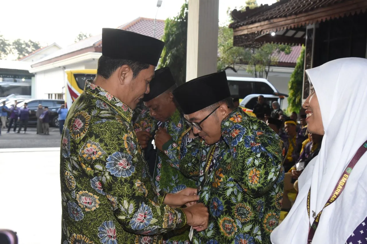 Bupati Sidoarjo Berangkatkan CJH Kloter 11 dari Pendopo Delta Wibawa, Tertua Usia 88 Tahun dan Termudah 21 Tahun