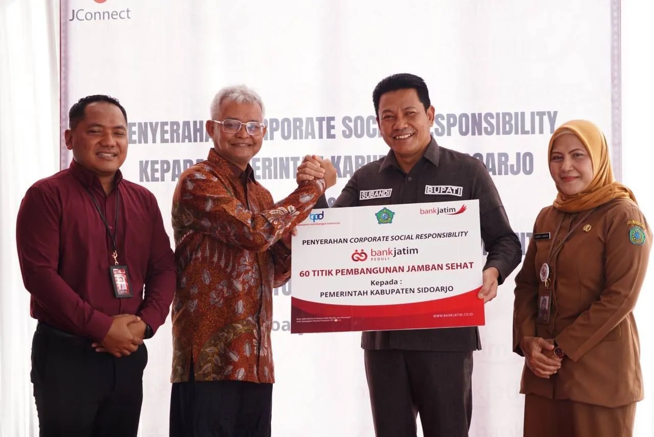 Ribuan Rumah Tak Miliki Jamban Layak, Bupati Sidoarjo Terima Bantuan 60 Jamban Sehat Bank Jatim Bagi Warga Miskin