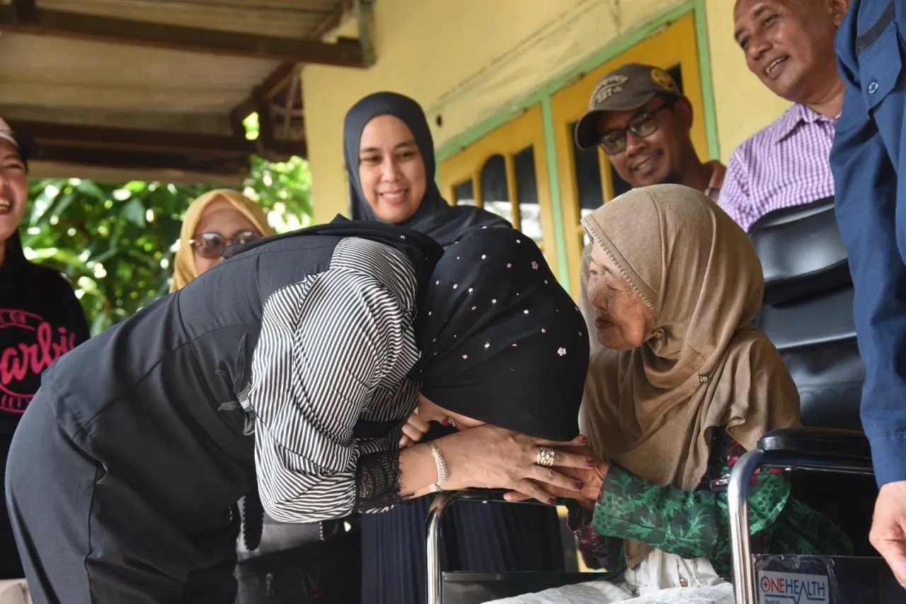 Wabup Sidoarjo Beri Bantuan Kursi Roda untuk Nenek 76 Tahun Tinggal Sebatangkara di Keper Krembung