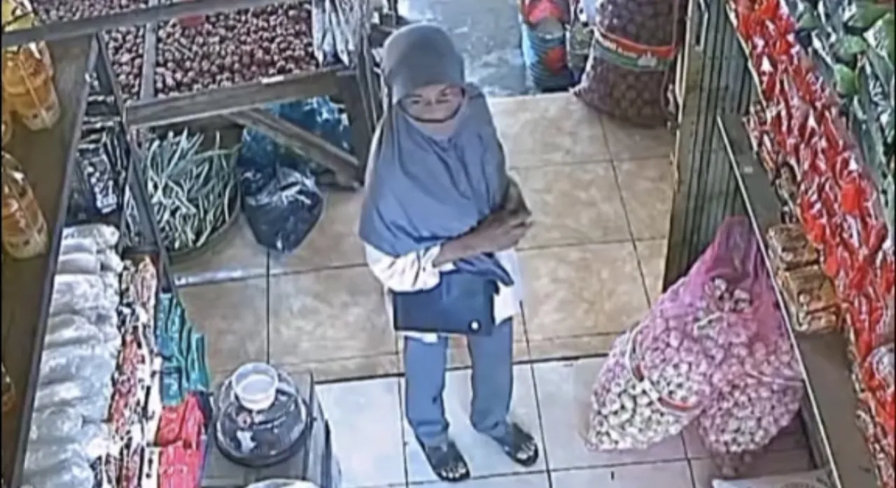Emak-Emak di Ngawi Curi Beras dan Tabung Gas di Kios Pasar Terekam CCTV