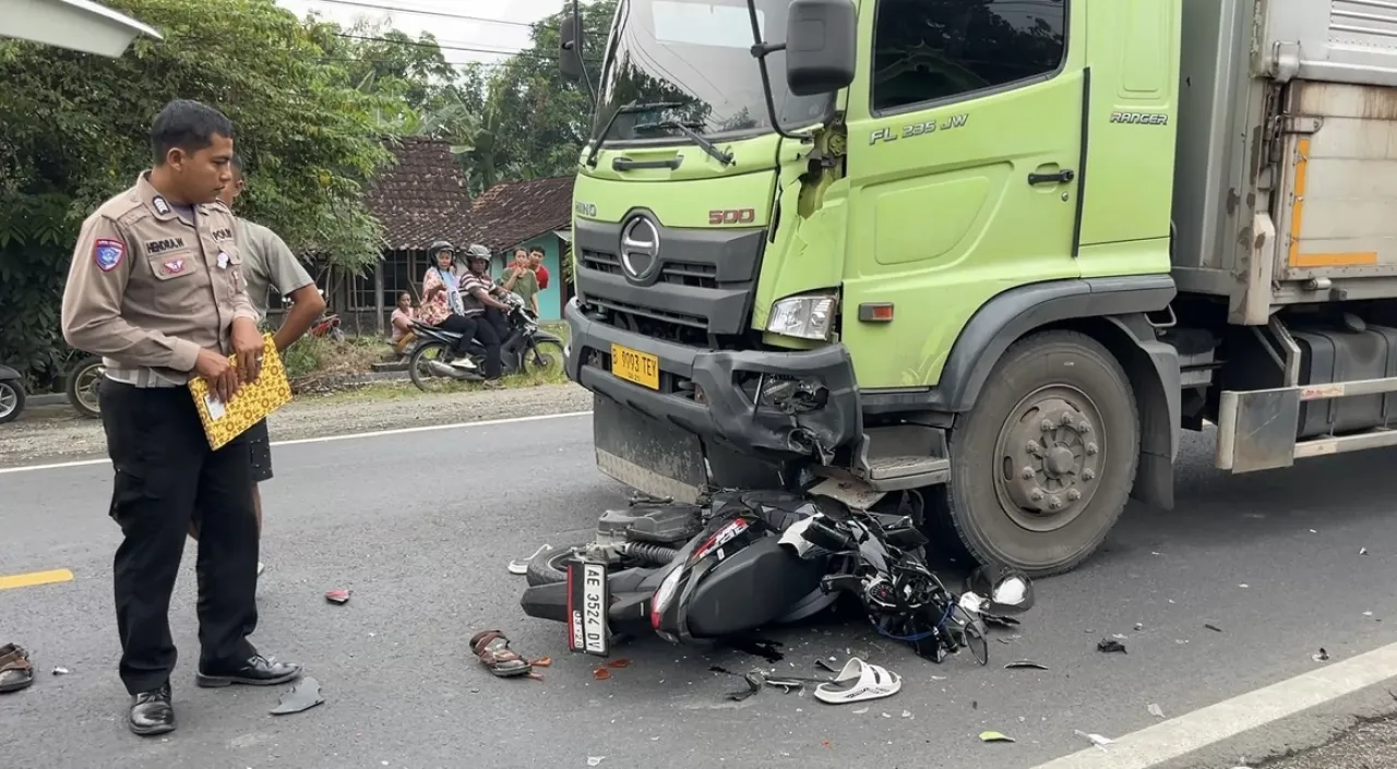 Diduga Mengantuk, Pemotor Oleng Tabrak Truk Tronton 2 Orang Luka