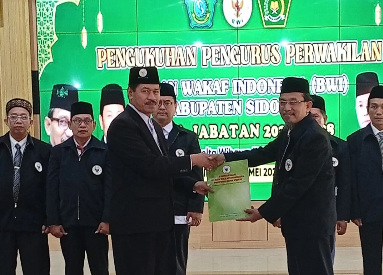 PENGUKUHAN - Pengukuhan Pengurus Perwakilan Badan Wakaf Indonesia (BWI) Kabupaten Sidoarjo masa jabatan 2025 - 2028 disaksikan Bupati Sidoarjo, Subandi di Pendopo Delta Wibawa, Selasa (06/05/2025).