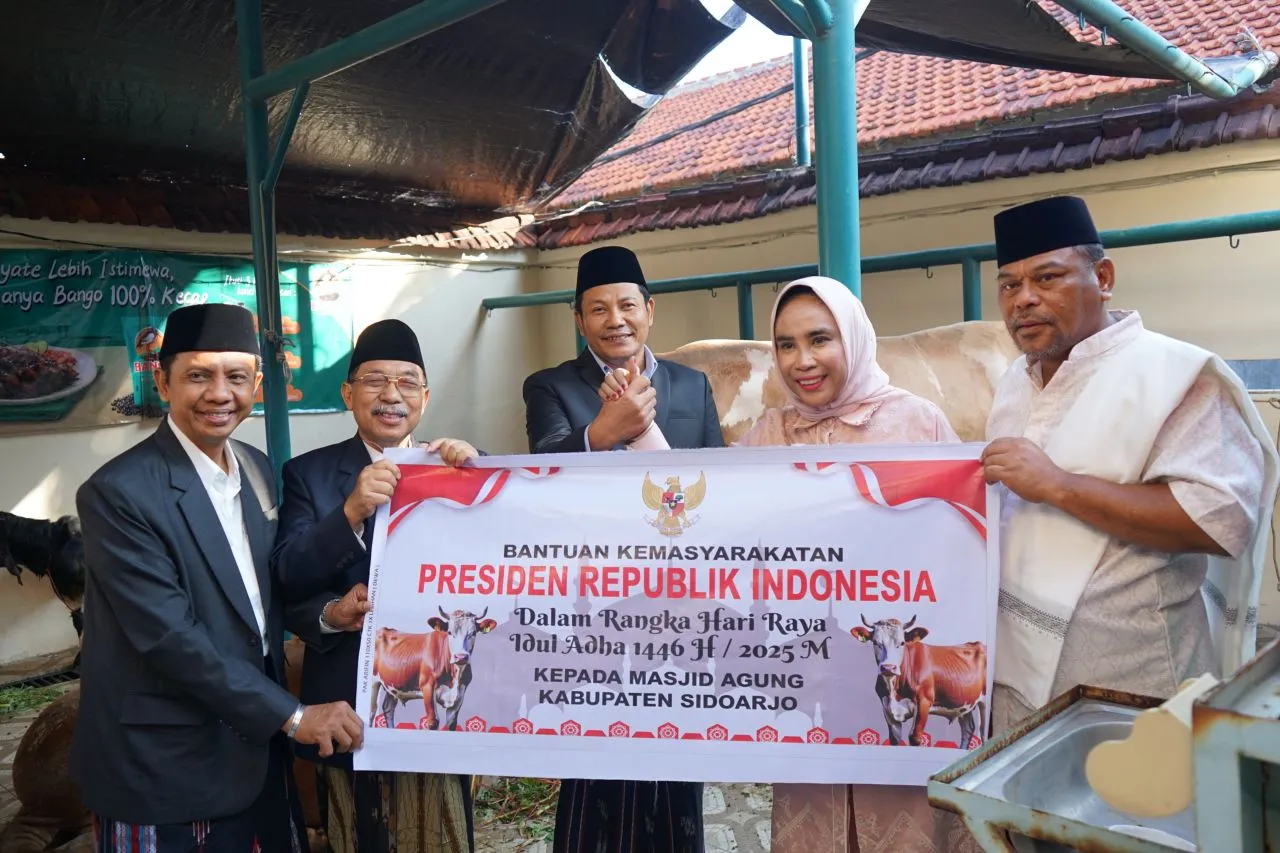 Momen Berbagi, Bupati dan Wabup Salat Idul Adha 1446 Hijriyah Bersama Ribuan Jamaah Di Masjid Agung Sidoarjo