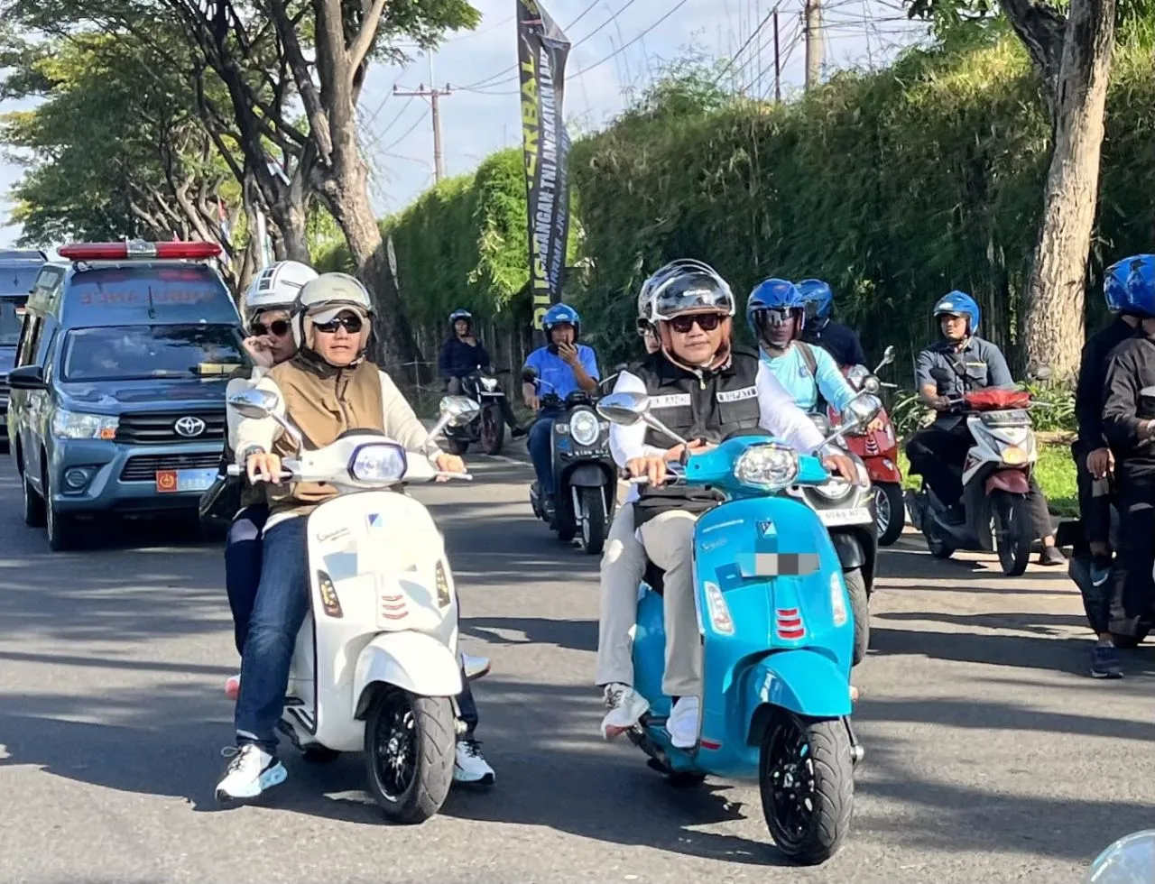 Sambil Bagikan 100 Paket Sembako, Bupati Sidoarjo Ikut Meriahkan Scooter Riding di Lanudal Juanda