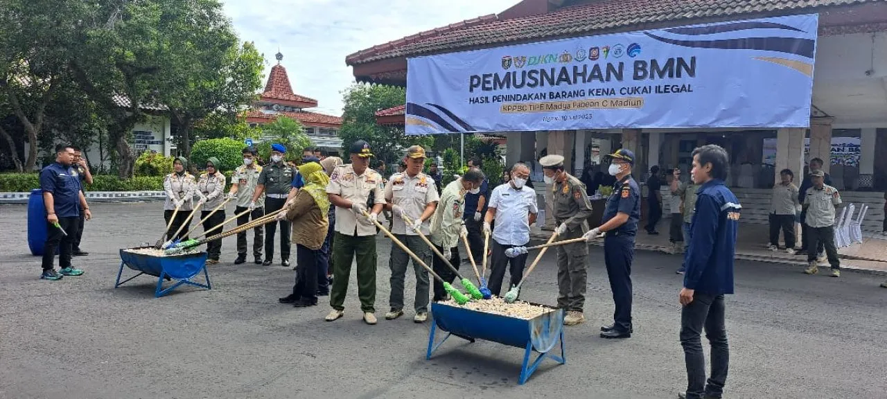 Pemkab Ngawi dan KPPBC Tipe Madya Madiun Musnahkan Rokok dan Minuman Ilegal Senilai Rp 4,7 Miliar di Pendopo Wedya Graha