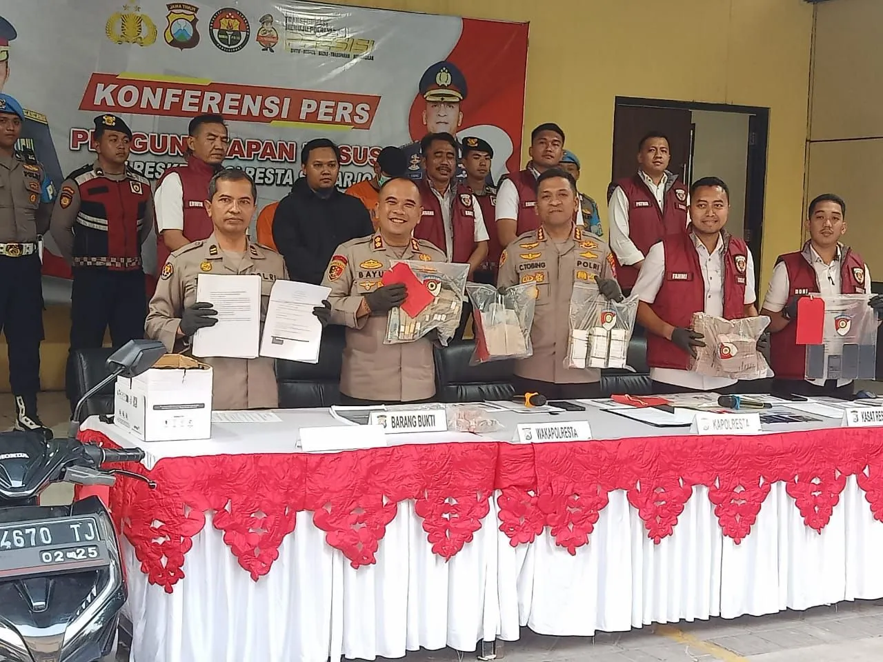 Seorang Perempuan Masih DPO, Polisi Sidoarjo Amankan Rp 1 Miliar Lebih dalam OTT Penjaringan Perangkat di Tulangan